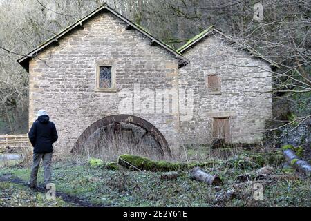 Walker auf dem Weg vorbei an Ashford im Wasser Mühle, die in der Baumwollindustrie als verwendet wurde Spulmühle und später als Knochenmühle Stockfoto