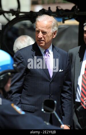 US-Vizepräsident Joe Biden wird während des Recovery Act Events gesehen, das den Beginn eines Brooklyn Bridge Renovierungsprojekts markiert, finanziert durch Geld aus dem Federal Economic Recovery Act, das am 02. Juni 2010 unter der Brooklyn Bridge in Dover and Water Streets in New York City, NY, USA, stattfand. Foto von Graylock/ABACAPRESS.COM (im Bild: Joe Biden) Stockfoto