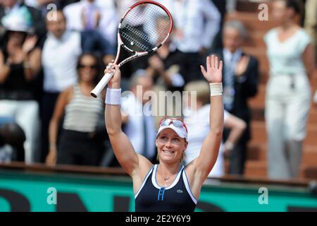 Die Australier Samatha Stosur feiert den Sieg nach dem Viertelfinalspiel ihrer Frauen gegen die US-Amerikanerin Serena Williams in der French Open Tennis Meisterschaft 2010 in der Roland Garros Arena in Paris, Frankreich am 31. Mai 2010. Foto von Henri Szwarc/ABACAPRESS.COM Stockfoto