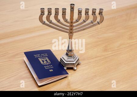 Jüdischer Feiertag Chanukkia und israelischer Pass auf dem Tisch Stockfoto