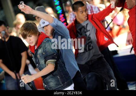 "Justin Bieber spielt live auf NBC's ''Today'' Show Konzertreihe, die am 03. Juni 2010 in den NBC Studios am Rockefeller Plaza in New York City, NY, USA, stattfand. Foto von Mehdi Taamallah/ABACAPRESS.COM (im Bild: Justin Bieber)' Stockfoto