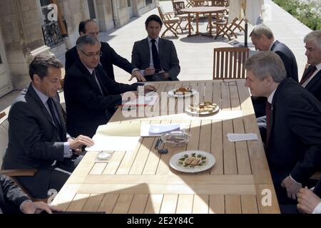 Der französische Präsident Nicolas Sarkozy (L), flankiert vom Generalsekretär der Elysee Xavier Musca, dem Berater des französischen Präsidenten Olivier Colom, dem technischen Berater des französischen Präsidenten im diplomatischen Ausschuss für Amerika, Russland, den Kaukasus, Balkan und Zentralasien Damien Loras nimmt am 4. Juni 2010 mit dem kanadischen Premierminister Stephen Harper (2ndR) an einem Arbeitstreffen im Elysée-Palast in Paris Teil. Nach einem gestrigen Besuch des britischen Premierministers David Cameron in London reist Harper nach Paris, um über Finanzreformen zu diskutieren und über die G8 und G20 zu sprechen Stockfoto