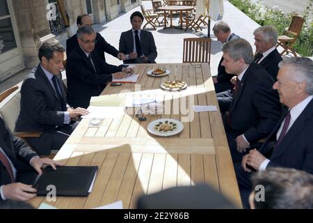 Der französische Präsident Nicolas Sarkozy (L), flankiert vom Generalsekretär der Elysee Xavier Musca, dem Berater des französischen Präsidenten Olivier Colom, dem technischen Berater des französischen Präsidenten im diplomatischen Ausschuss für Amerika, Russland, den Kaukasus, Balkan und Zentralasien Damien Loras nimmt am 4. Juni 2010 mit dem kanadischen Premierminister Stephen Harper (2ndR) an einem Arbeitstreffen im Elysée-Palast in Paris Teil. Nach einem gestrigen Besuch des britischen Premierministers David Cameron in London reist Harper nach Paris, um über Finanzreformen zu diskutieren und über die G8 und G20 zu sprechen Stockfoto