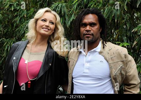 Adriana Karembeu und Christian Karembeu im "Village" vor dem Finale der French Tennis Open 2010 in der Roland Garros Arena in Paris, Frankreich am 6. Juni 2010. Foto von Willis Parker/ABACAPRESS.COM Stockfoto