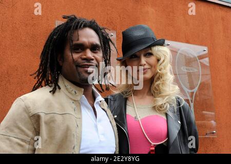 Adriana Karembeu und Christian Karembeu im "Village" vor dem Finale der French Tennis Open 2010 in der Roland Garros Arena in Paris, Frankreich am 6. Juni 2010. Foto von Willis Parker/ABACAPRESS.COM Stockfoto