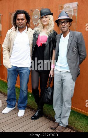 Christian Karembeu (L), Frau Adriana Karembeu und Manu Katche im "VIP Village" vor dem Finale der French Tennis Open 2010 in der Roland Garros Arena in Paris, Frankreich am 6. Juni 2010. Foto von ABACAPRESS.COM Stockfoto