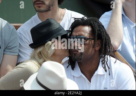 Adriana und Christian Karembeu in der VIP Tribüne während des Männer-Einzel-Finalmatches zwischen Rafael Nadal aus Spanien und Robin Soderling aus Schweden am 15. Tag der French Open bei Roland Garros in Paris, Frankreich, am 6. Juni 2010. Foto von Stephane Reix/ABACAPRESS.COM Stockfoto