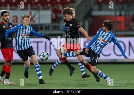 ROTTERDAM, NIEDERLANDE - JANUAR 15: L-R Brain de Keersmaecker vom FC Eindhoven, Mats Wieffer von Excelsior, Iker Pozo La Rosa vom FC Eindhoven während des Th Stockfoto