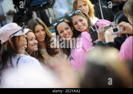 "Jessica Biel posiert mit Fans, während sie Christina Aguileras Live-Performance auf NBC's ''Today'' Show-Konzertreihe besucht, die am 08. Juni 2010 in den NBC-Studios im Rockefeller Center in New York City, NY, USA, stattfand. Foto von Mehdi Taamallah/ABACAPRESS.COM (im Bild: Jessica Biel)' Stockfoto