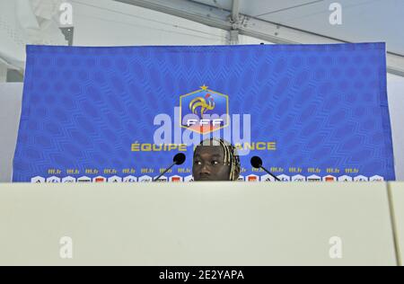 Der französische Fußballnationalspieler Bacary Sagna hält am 9. Juni 2010 eine Pressekonferenz im französischen Medienzentrum in Knysna, Südafrika. Frankreich spielt Uruguay in Kapstadt in seiner Gruppe EIN Eröffnungsspiel am 11. Juni, Mexiko in Polokwane am 17. Juni und Südafrika in Bloemfontein am 22. Juni. Foto von Christophe Guibbaud/Cameleon/ABACAPRESS.COM Stockfoto