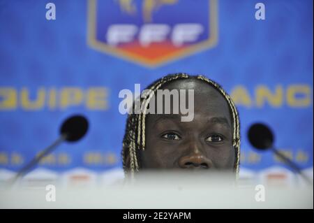Der französische Fußballnationalspieler Bacary Sagna hält am 9. Juni 2010 eine Pressekonferenz im französischen Medienzentrum in Knysna, Südafrika. Frankreich spielt Uruguay in Kapstadt in seiner Gruppe EIN Eröffnungsspiel am 11. Juni, Mexiko in Polokwane am 17. Juni und Südafrika in Bloemfontein am 22. Juni. Foto von Christophe Guibbaud/Cameleon/ABACAPRESS.COM Stockfoto