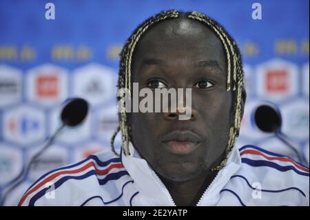 Der französische Fußballnationalspieler Bacary Sagna hält am 9. Juni 2010 eine Pressekonferenz im französischen Medienzentrum in Knysna, Südafrika. Frankreich spielt Uruguay in Kapstadt in seiner Gruppe EIN Eröffnungsspiel am 11. Juni, Mexiko in Polokwane am 17. Juni und Südafrika in Bloemfontein am 22. Juni. Foto von Christophe Guibbaud/Cameleon/ABACAPRESS.COM Stockfoto