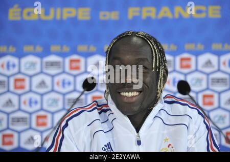 Der französische Fußballnationalspieler Bacary Sagna hält am 9. Juni 2010 eine Pressekonferenz im französischen Medienzentrum in Knysna, Südafrika. Frankreich spielt Uruguay in Kapstadt in seiner Gruppe EIN Eröffnungsspiel am 11. Juni, Mexiko in Polokwane am 17. Juni und Südafrika in Bloemfontein am 22. Juni. Foto von Christophe Guibbaud/Cameleon/ABACAPRESS.COM Stockfoto