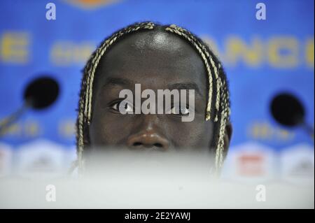 Der französische Fußballnationalspieler Bacary Sagna hält am 9. Juni 2010 eine Pressekonferenz im französischen Medienzentrum in Knysna, Südafrika. Frankreich spielt Uruguay in Kapstadt in seiner Gruppe EIN Eröffnungsspiel am 11. Juni, Mexiko in Polokwane am 17. Juni und Südafrika in Bloemfontein am 22. Juni. Foto von Christophe Guibbaud/Cameleon/ABACAPRESS.COM Stockfoto