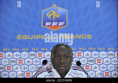 Der französische Fußballnationalspieler Bacary Sagna hält am 9. Juni 2010 eine Pressekonferenz im französischen Medienzentrum in Knysna, Südafrika. Frankreich spielt Uruguay in Kapstadt in seiner Gruppe EIN Eröffnungsspiel am 11. Juni, Mexiko in Polokwane am 17. Juni und Südafrika in Bloemfontein am 22. Juni. Foto von Christophe Guibbaud/Cameleon/ABACAPRESS.COM Stockfoto
