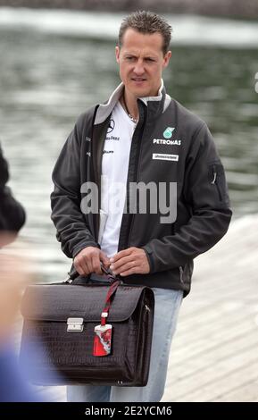 Michael Schumacher kommt am 12. Juni 2010 auf dem Circuit Gilles Villeneuve in Montreal, Kanada, zum kanadischen Formel-1-Grand-Prix am Fahrerlager an. Foto von Charles Guerin/Cameleon/ABACAPRESS.COM Stockfoto