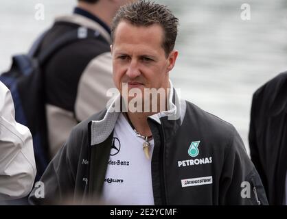 Michael Schumacher kommt am 12. Juni 2010 auf dem Circuit Gilles Villeneuve in Montreal, Kanada, zum kanadischen Formel-1-Grand-Prix am Fahrerlager an. Foto von Charles Guerin/Cameleon/ABACAPRESS.COM Stockfoto