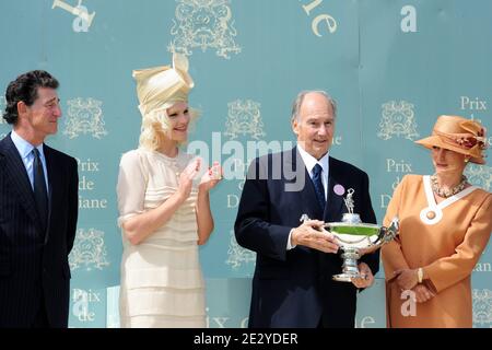 (L-R) Baron Edouard de Rothschild, Micky Green, seine Hoheit der Aga Khan und Prinzessin Zahra Aga Kahn bei der Preisverleihung nach dem 161. Prix de Diane Pferderennen auf Chantilly Pferderennbahn bei Paris, Frankreich, am 13. Juni 2010. Foto von Nicolas Briquet/ABACAPRESS.COM Stockfoto