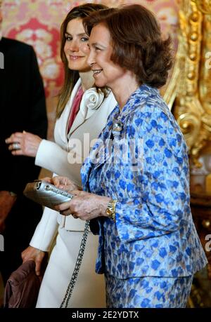 Kronprinzessin Letizia und Königin Sofia von Spanien nehmen am 12. Juni 2010 am 25. Jahrestag der Unterzeichnung des Beitritts Spaniens und Portugals zur Europäischen Union im Königlichen Palast in Madrid, Spanien, Teil. Foto von Almagro/ABACAPRESS.COM Stockfoto