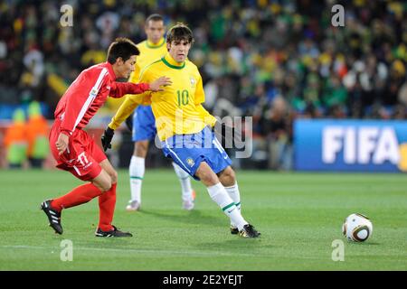 Brasiliens Kaka kämpft um den Ball Korea DPR's Yong Hak an während der FIFA Weltmeisterschaft Südafrika Fußballspiel 2010, Gruppe G, Brasilien gegen Korea DPR im Ellis Park Fußballstadion in Johannesburg, Südafrika am 15. Juni 2010. Brasilien gewann 2:1. Foto von Henri Szwarc/ABACAPRESS.COM Stockfoto