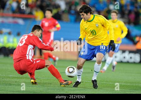 Brasiliens Kaka kämpft um den Ball Korea DPR Choi Jin Pak während der FIFA Fußball-Weltmeisterschaft Südafrika 2010 Spiel, Gruppe G, Brasilien gegen Korea DPR im Ellis Park Fußballstadion in Johannesburg, Südafrika am 15. Juni 2010. Brasilien gewann 2:1. Foto von Henri Szwarc/ABACAPRESS.COM Stockfoto