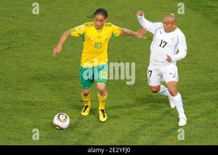 Uruguays Egidio Arevalo kämpft mit dem Südafrikaner Steven Pienaar während des FIFA World Cup South Africa Soccer Match 2010, Gruppe A, Südafrika gegen Uruguay am 16. Juni 2010 im Loftus Versfeld Fußballstadion in Pretoria, Südafrika. Uruguay gewann 3:0. Foto von Henri Szwarc/ABACAPRESS.COM Stockfoto