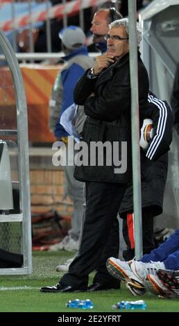 Französischer Cheftrainer Raymond Domenech beim Fußballspiel der FIFA Fußball-Weltmeisterschaft 2010, Gruppe A, Frankreich gegen Mexiko im Peter Mokaba Stadium, in Polokwane, Südafrika, am 17. Juni 2010. Mexiko gewann 2:0. Foto von Christophe Guibbaud/Cameleon/ABACAPRESS.COM Stockfoto