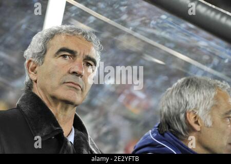 Französischer Cheftrainer Raymond Domenech beim Fußballspiel der FIFA Fußball-Weltmeisterschaft 2010, Gruppe A, Frankreich gegen Mexiko im Peter Mokaba Stadium, in Polokwane, Südafrika, am 17. Juni 2010. Mexiko gewann 2:0. Foto von Christophe Guibbaud/Cameleon/ABACAPRESS.COM Stockfoto