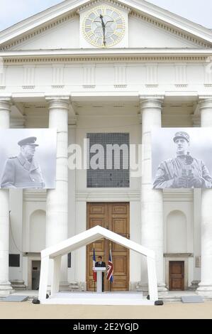 Der französische Präsident Nicolas Sarkozy hält eine Rede während einer Parade im Royal Chelsea Hospital in London, Großbritannien, am 18. Juni 2010. Nicolas Sarkozy und Veteranen des Zweiten Weltkriegs besuchten London, um den 70. Jahrestag von Charles de Gaulles mitreißenden Radioaufruf an seine Landsleute zu begehen, sich der Nazi-Besatzung zu widersetzen. Am 18. Juni 1940, vier Tage nach dem Fall von Paris, und als die französische Regierung bereit war, einen Waffenstillstand mit Deutschland zu unterzeichnen, gab der verbannte Militärführer einen leidenschaftlichen Appell über die BBC-Wellen an die Heimbewohnenden aus. Foto von Elodie Gregoire/ABACAPRESS.COM Stockfoto