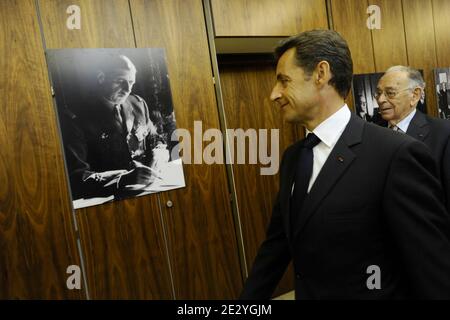 Der französische Präsident Nicolas Sarkozy betrachtet Fotos des französischen Präsidenten Charles De Gaulle während eines Besuchs im ehemaligen Hauptquartier der "Freien Franzosen" in Carlton Gardens in London, Großbritannien, am 18. Juni 2010. Nicolas Sarkozy und Veteranen des Zweiten Weltkriegs besuchten London, um den 70. Jahrestag von Charles de Gaulles mitreißenden Radioaufruf an seine Landsleute zu begehen, sich der Nazi-Besatzung zu widersetzen. Am 18. Juni 1940, vier Tage nach dem Fall von Paris, und als die französische Regierung bereit war, einen Waffenstillstand mit Deutschland zu unterzeichnen, gab der verbannte Militärführer einen leidenschaftlichen Appell über die BBC-Luftwellen an jene ab Stockfoto