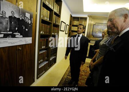 Der französische Präsident Nicolas Sarkozy, seine Frau Carla Bruni-Sarkozy und Prinz Charles, Prinz von Wales sehen sich Fotos des französischen Präsidenten Charles De Gaulle an, während eines Besuchs im ehemaligen Hauptquartier der "Freien Franzosen" in Carlton Gardens in London, Großbritannien am 18. Juni 2010. Nicolas Sarkozy und Veteranen des Zweiten Weltkriegs besuchten London, um den 70. Jahrestag von Charles de Gaulles mitreißenden Radioaufruf an seine Landsleute zu begehen, sich der Nazi-Besatzung zu widersetzen. Am 18. Juni 1940, vier Tage nach dem Fall von Paris und als die französische Regierung bereit war, einen Waffenstillstand mit Deutschland zu unterzeichnen, das Exil-Militär lea Stockfoto