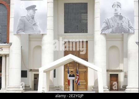 Der französische Präsident Nicolas Sarkozy hält eine Rede während einer Parade im Royal Chelsea Hospital in London, Großbritannien, am 18. Juni 2010. Nicolas Sarkozy und Veteranen des Zweiten Weltkriegs besuchten London, um den 70. Jahrestag von Charles de Gaulles mitreißenden Radioaufruf an seine Landsleute zu begehen, sich der Nazi-Besatzung zu widersetzen. Am 18. Juni 1940, vier Tage nach dem Fall von Paris, und als die französische Regierung bereit war, einen Waffenstillstand mit Deutschland zu unterzeichnen, gab der verbannte Militärführer einen leidenschaftlichen Appell über die BBC-Wellen an die Heimbewohnenden aus. Foto von Elodie Gregoire/ABACAPRESS.COM Stockfoto