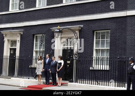 Der britische Premierminister David Cameron und seine Frau Samantha empfangen am 18. Juni 2010 den französischen Präsidenten Nicolas Sarkozy und seine Frau Carla Bruni-Sarkozy in der Downing Street 10 im Zentrum von London. Nicolas Sarkozy und Veteranen des Zweiten Weltkriegs besuchten London, um den 70. Jahrestag von Charles de Gaulles mitreißenden Radioaufruf an seine Landsleute zu begehen, sich der Nazi-Besatzung zu widersetzen. Am 18. Juni 1940, vier Tage nach dem Fall von Paris, und als die französische Regierung bereit war, einen Waffenstillstand mit Deutschland zu unterzeichnen, gab der verbannte Militärführer einen leidenschaftlichen Appell über die BBC-Wellen an die Heimbewohnenden aus. Pho Stockfoto