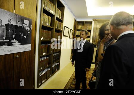 Der französische Präsident Nicolas Sarkozy, seine Frau Carla Bruni-Sarkozy und Prinz Charles, Prinz von Wales sehen sich Fotos des französischen Präsidenten Charles De Gaulle an, während eines Besuchs im ehemaligen Hauptquartier der "Freien Franzosen" in Carlton Gardens in London, Großbritannien am 18. Juni 2010. Nicolas Sarkozy und Veteranen des Zweiten Weltkriegs besuchten London, um den 70. Jahrestag von Charles de Gaulles mitreißenden Radioaufruf an seine Landsleute zu begehen, sich der Nazi-Besatzung zu widersetzen. Am 18. Juni 1940, vier Tage nach dem Fall von Paris und als die französische Regierung bereit war, einen Waffenstillstand mit Deutschland zu unterzeichnen, das Exil-Militär lea Stockfoto