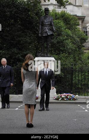 Der französische Präsident Nicolas Sarkozy und seine Frau Carla Bruni-Sarkozy legten am 18. Juni 2010 in Anwesenheit von Prinz Charles, Prinz von Wales, in London, Großbritannien, einen Kranz an der Statue von General Charles de Gaulle. Nicolas Sarkozy und Veteranen des Zweiten Weltkriegs besuchten London, um den 70. Jahrestag von Charles de Gaulles mitreißenden Radioaufruf an seine Landsleute zu begehen, sich der Nazi-Besatzung zu widersetzen. Am 18. Juni 1940, vier Tage nach dem Fall von Paris, und als die französische Regierung bereit war, einen Waffenstillstand mit Deutschland zu unterzeichnen, gab der verbannte Militärführer einen leidenschaftlichen Appell über die BBC-Luftwellen an diese BA ab Stockfoto