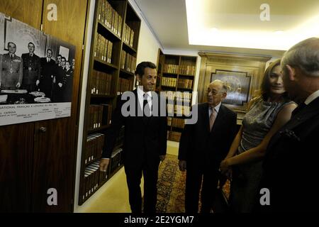 Der französische Präsident Nicolas Sarkozy, seine Frau Carla Bruni-Sarkozy und Prinz Charles, Prinz von Wales sehen sich Fotos des französischen Präsidenten Charles De Gaulle an, während eines Besuchs im ehemaligen Hauptquartier der "Freien Franzosen" in Carlton Gardens in London, Großbritannien am 18. Juni 2010. Nicolas Sarkozy und Veteranen des Zweiten Weltkriegs besuchten London, um den 70. Jahrestag von Charles de Gaulles mitreißenden Radioaufruf an seine Landsleute zu begehen, sich der Nazi-Besatzung zu widersetzen. Am 18. Juni 1940, vier Tage nach dem Fall von Paris und als die französische Regierung bereit war, einen Waffenstillstand mit Deutschland zu unterzeichnen, das Exil-Militär lea Stockfoto