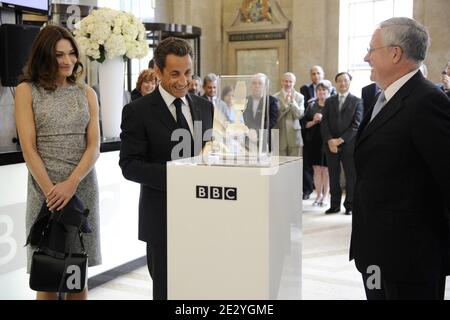 Der französische Präsident Nicolas Sarkozy und seine Frau Carla Bruni-Sarkozy besuchen am 18. Juni 2010 das BBC Broadcasting House in London. Nicolas Sarkozy und Veteranen des Zweiten Weltkriegs besuchten London, um den 70. Jahrestag von Charles de Gaulles mitreißenden Radioaufruf an seine Landsleute zu begehen, sich der Nazi-Besatzung zu widersetzen. Am 18. Juni 1940, vier Tage nach dem Fall von Paris, und als die französische Regierung bereit war, einen Waffenstillstand mit Deutschland zu unterzeichnen, gab der verbannte Militärführer einen leidenschaftlichen Appell über die BBC-Wellen an die Heimbewohnenden aus. Foto von Elodie Gregoire/ABACAPRESS.COM Stockfoto