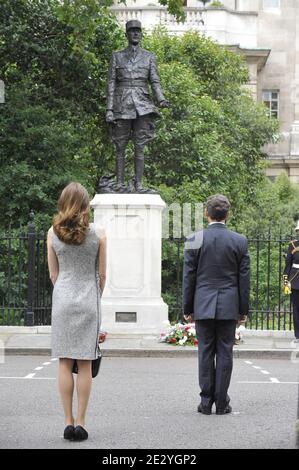 Der französische Präsident Nicolas Sarkozy und seine Frau Carla Bruni-Sarkozy legten am 18. Juni 2010 in Anwesenheit von Prinz Charles, Prinz von Wales, in London, Großbritannien, einen Kranz an der Statue von General Charles de Gaulle. Nicolas Sarkozy und Veteranen des Zweiten Weltkriegs besuchten London, um den 70. Jahrestag von Charles de Gaulles mitreißenden Radioaufruf an seine Landsleute zu begehen, sich der Nazi-Besatzung zu widersetzen. Am 18. Juni 1940, vier Tage nach dem Fall von Paris, und als die französische Regierung bereit war, einen Waffenstillstand mit Deutschland zu unterzeichnen, gab der verbannte Militärführer einen leidenschaftlichen Appell über die BBC-Luftwellen an diese BA ab Stockfoto