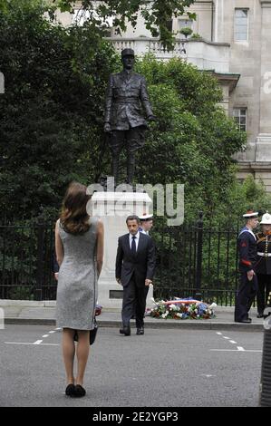 Der französische Präsident Nicolas Sarkozy und seine Frau Carla Bruni-Sarkozy legten am 18. Juni 2010 in Anwesenheit von Prinz Charles, Prinz von Wales, in London, Großbritannien, einen Kranz an der Statue von General Charles de Gaulle. Nicolas Sarkozy und Veteranen des Zweiten Weltkriegs besuchten London, um den 70. Jahrestag von Charles de Gaulles mitreißenden Radioaufruf an seine Landsleute zu begehen, sich der Nazi-Besatzung zu widersetzen. Am 18. Juni 1940, vier Tage nach dem Fall von Paris, und als die französische Regierung bereit war, einen Waffenstillstand mit Deutschland zu unterzeichnen, gab der verbannte Militärführer einen leidenschaftlichen Appell über die BBC-Luftwellen an diese BA ab Stockfoto