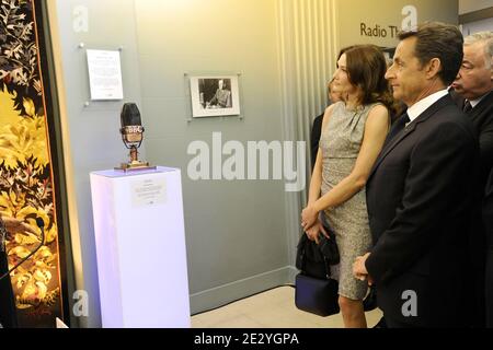 Der französische Präsident Nicolas Sarkozy und seine Frau Carla Bruni-Sarkozy besuchen am 18. Juni 2010 das BBC Broadcasting House in London. Nicolas Sarkozy und Veteranen des Zweiten Weltkriegs besuchten London, um den 70. Jahrestag von Charles de Gaulles mitreißenden Radioaufruf an seine Landsleute zu begehen, sich der Nazi-Besatzung zu widersetzen. Am 18. Juni 1940, vier Tage nach dem Fall von Paris, und als die französische Regierung bereit war, einen Waffenstillstand mit Deutschland zu unterzeichnen, gab der verbannte Militärführer einen leidenschaftlichen Appell über die BBC-Wellen an die Heimbewohnenden aus. Foto von Elodie Gregoire/ABACAPRESS.COM Stockfoto