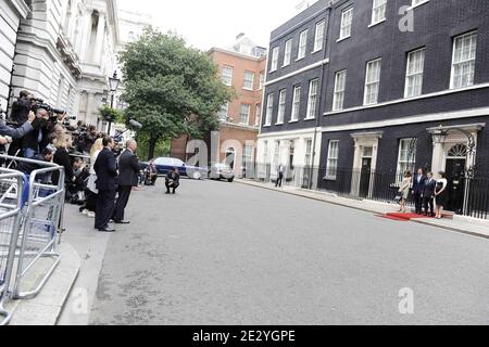 Der britische Premierminister David Cameron und seine Frau Samantha empfangen am 18. Juni 2010 den französischen Präsidenten Nicolas Sarkozy und seine Frau Carla Bruni-Sarkozy in der Downing Street 10 im Zentrum von London. Nicolas Sarkozy und Veteranen des Zweiten Weltkriegs besuchten London, um den 70. Jahrestag von Charles de Gaulles mitreißenden Radioaufruf an seine Landsleute zu begehen, sich der Nazi-Besatzung zu widersetzen. Am 18. Juni 1940, vier Tage nach dem Fall von Paris, und als die französische Regierung bereit war, einen Waffenstillstand mit Deutschland zu unterzeichnen, gab der verbannte Militärführer einen leidenschaftlichen Appell über die BBC-Wellen an die Heimbewohnenden aus. Pho Stockfoto