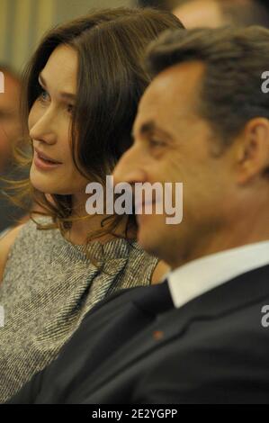 Der französische Präsident Nicolas Sarkozy und seine Frau Carla Bruni-Sarkozy besuchen am 18. Juni 2010 das BBC Broadcasting House in London. Nicolas Sarkozy und Veteranen des Zweiten Weltkriegs besuchten London, um den 70. Jahrestag von Charles de Gaulles mitreißenden Radioaufruf an seine Landsleute zu begehen, sich der Nazi-Besatzung zu widersetzen. Am 18. Juni 1940, vier Tage nach dem Fall von Paris, und als die französische Regierung bereit war, einen Waffenstillstand mit Deutschland zu unterzeichnen, gab der verbannte Militärführer einen leidenschaftlichen Appell über die BBC-Wellen an die Heimbewohnenden aus. Foto von Elodie Gregoire/ABACAPRESS.COM Stockfoto