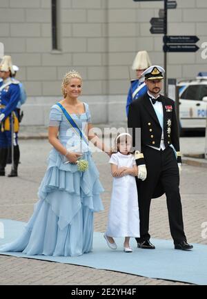 Kronprinzessin Mette-Marit von Norwegen, Prinzessin Ingrid Alexandra von Norwegen, Brautmädchen und S.R.H. Kronprinz Haakon von Norwegen kommen in die Storkyrkan Kathedrale zur Hochzeit von Kronprinzessin Victoria von Schweden und Daniel Westling am 19. Juni 2010 in Stockholm, Schweden. Foto von Mousse-Nebinger-Orban/ABACAPRESS.COM Stockfoto