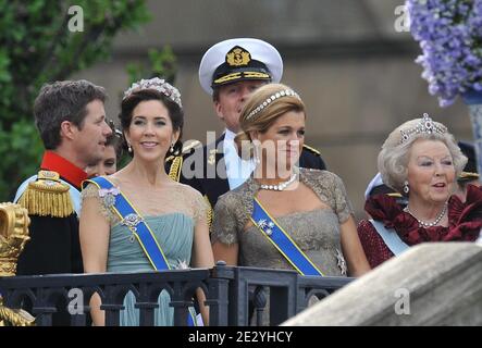 Kronprinz Frederik von Dänemark, Kronprinz Willem-Alexander von den Niederlanden, Kronprinzessin Maria von Dänemark, Prinzessin Maxima von den Niederlanden und Königin Beatrix von den Niederlanden, die an der Hochzeit von Kronprinzessin Victoria von Schweden und Daniel Westling in Stockholm teilnahmen, Schweden am 19. Juni 2010. Foto von Mousse-Nebinger-Orban/ABACAPRESS.COM Stockfoto