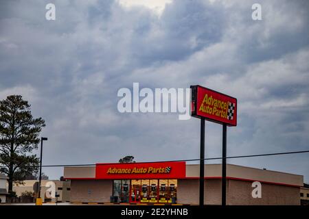 Augusta, GA USA - 01 01 21: Advanced Auto Parts Retail Store und ein wolkig Himmel Stockfoto