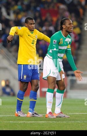 Brasiliens Juan kämpft gegen Didier Drogba aus der Elfenbeinküste während des FIFA World Cup South Africa Soccer Spiels 2010, Gruppe G, Brasilien gegen Elfenbeinküste am 20. Juni 2010 im Fußballstadion Soccer City in Johannesburg, Südafrika. Brasilien gewann 3:1. Foto von Henri Szwarc/ABACAPRESS.COM Stockfoto