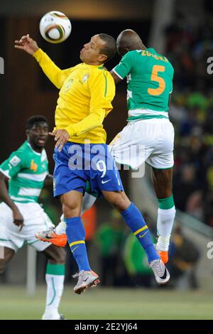 Brasiliens Luis Fabiano kämpft gegen Didier Zokora der Elfenbeinküste während des FIFA World Cup South Africa Soccer Spiels 2010, Gruppe G, Brasilien gegen Elfenbeinküste am 20. Juni 2010 im Fußballstadion Soccer City in Johannesburg, Südafrika. Brasilien gewann 3:1. Foto von Henri Szwarc/ABACAPRESS.COM Stockfoto