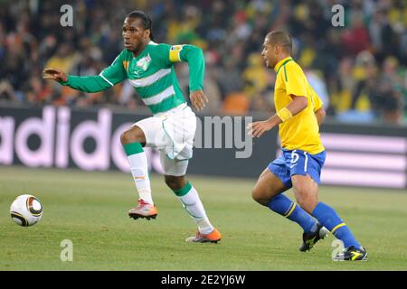 Der Brasilianer Felipe Melo kämpft gegen Didier Drogba aus der Elfenbeinküste während des FIFA World Cup South Africa Soccer Match 2010, Gruppe G, Brasilien gegen die Elfenbeinküste am 20. Juni 2010 im Fußballstadion Soccer City in Johannesburg, Südafrika. Brasilien gewann 3:1. Foto von Henri Szwarc/ABACAPRESS.COM Stockfoto