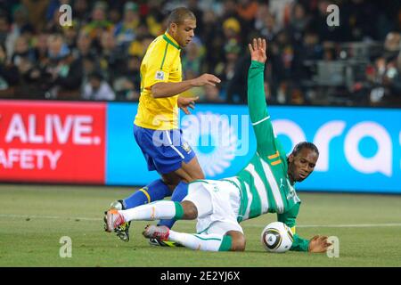 Der Brasilianer Felipe Melo kämpft gegen Didier Drogba aus der Elfenbeinküste während des FIFA World Cup South Africa Soccer Match 2010, Gruppe G, Brasilien gegen die Elfenbeinküste am 20. Juni 2010 im Fußballstadion Soccer City in Johannesburg, Südafrika. Brasilien gewann 3:1. Foto von Henri Szwarc/ABACAPRESS.COM Stockfoto