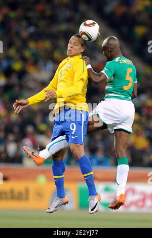 Brasiliens Luis Fabiano kämpft gegen Didier Zokora der Elfenbeinküste während des FIFA World Cup South Africa Soccer Spiels 2010, Gruppe G, Brasilien gegen Elfenbeinküste am 20. Juni 2010 im Fußballstadion Soccer City in Johannesburg, Südafrika. Brasilien gewann 3:1. Foto von Henri Szwarc/ABACAPRESS.COM Stockfoto